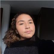 Trabaja como niñera ayudando con las tareas escolares